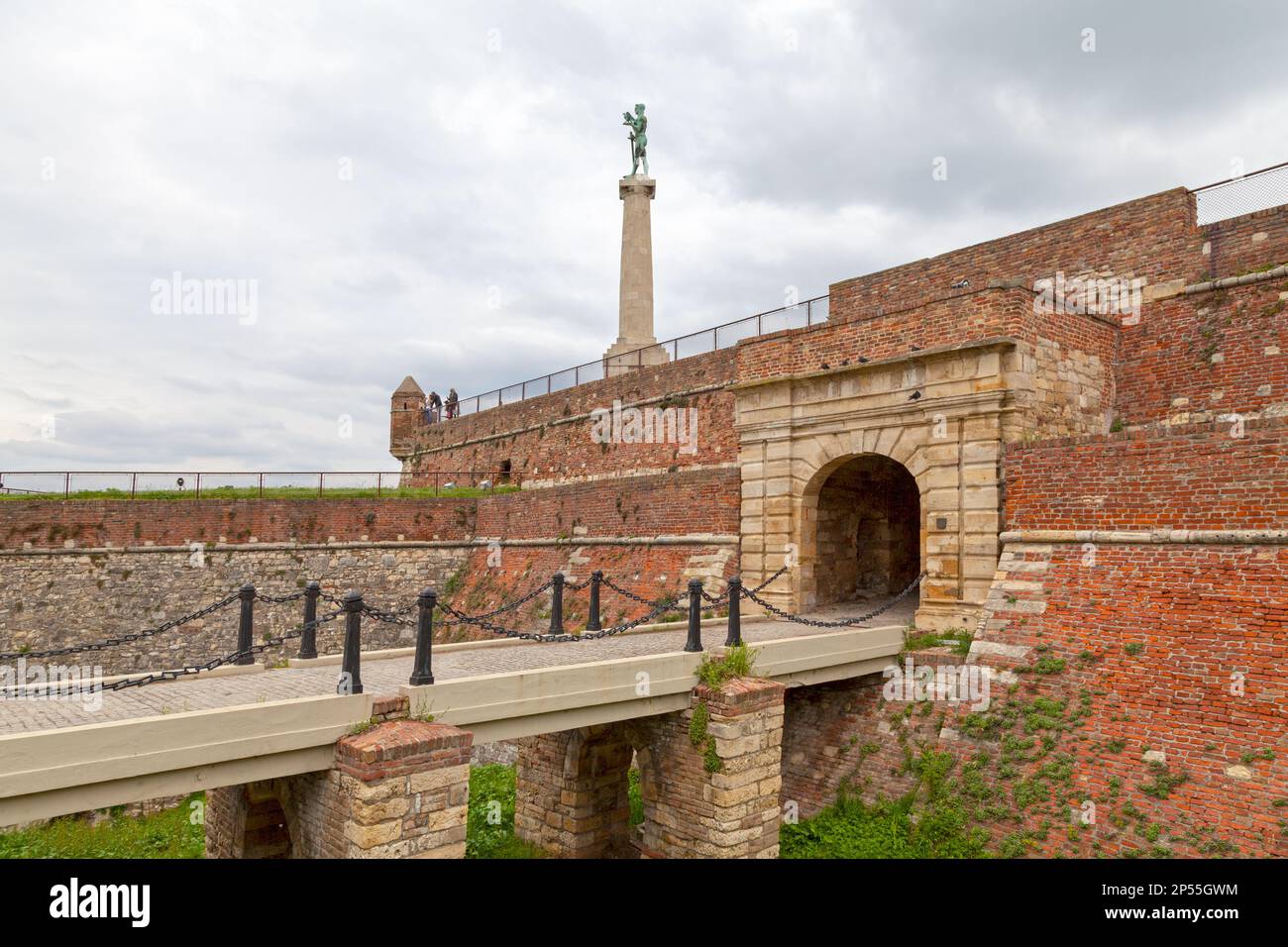 Belgrade, Serbie - 24 mai 2019 : le vainqueur est un monument d'un homme tenant un aigle, commémorant la victoire de la Serbie pendant les guerres des Balkans. Il est situé Banque D'Images