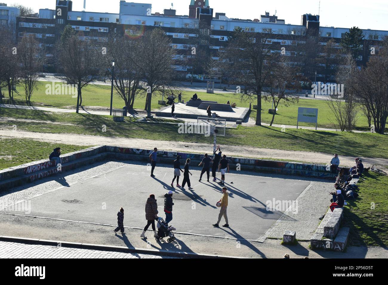 Jeu de basket-ball du parc Mauer par beau temps Banque D'Images