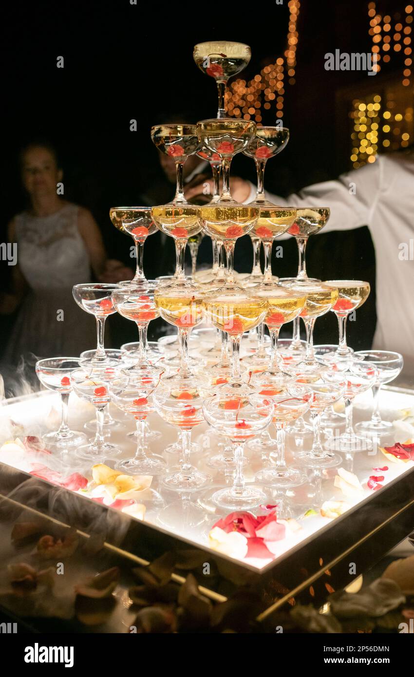 Verres de champagne dans une tour lors de la fête de mariage. Verre de champagne pyramide. Pyramide de verres de vin, champagne, tour de champagne. Weddin Banque D'Images