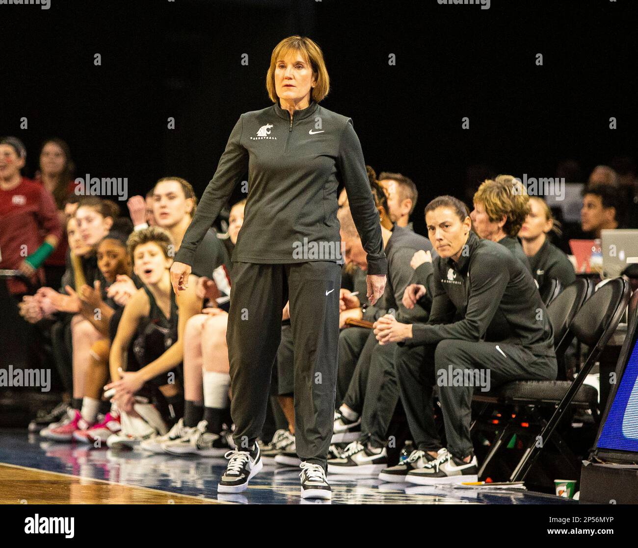 LasVegas, Nevada, États-Unis. 05th mars 2023. A. Mary Camille Ethiidge, entraîneure en chef de l'État de Washington, regarde son attaque lors du championnat de basket-ball Pac -12 de NCAA entre les Bruins de l'UCLA et les Cougars de l'État de Washington. Washington State a battu UCLA 65-61at Mandalay Bay Michelob Arena Las Vegas, NV. Thurman James /CSM/Alamy Live News Banque D'Images