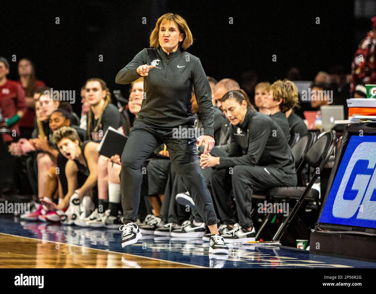 LasVegas, Nevada, États-Unis. 05th mars 2023. A. Mary Camille Ethiidge, entraîneure en chef de l'État de Washington, sur le terrain pendant le championnat de basket-ball Pac -12 de NCAA entre les Bruins UCLA et les Cougars de l'État de Washington. Washington State a battu UCLA 65-61at Mandalay Bay Michelob Arena Las Vegas, NV. Thurman James /CSM/Alamy Live News Banque D'Images