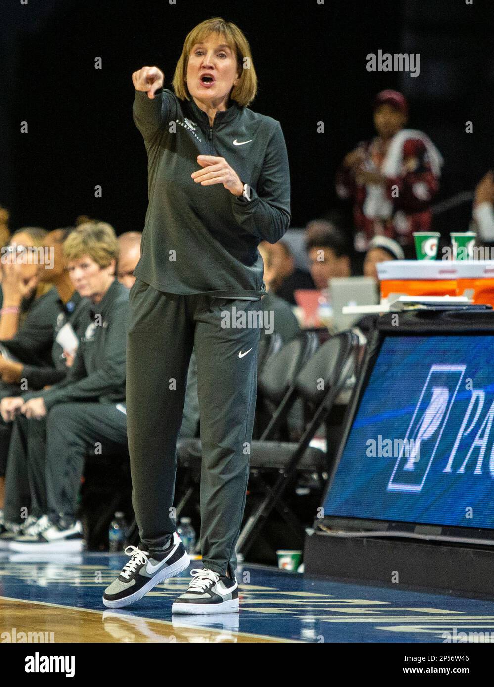 LasVegas, Nevada, États-Unis. 05th mars 2023. A. Mary Camille Ethiidge, entraîneure en chef de l'État de Washington, sur le terrain pendant le championnat de basket-ball Pac -12 de NCAA entre les Bruins UCLA et les Cougars de l'État de Washington. Washington State a battu UCLA 65-61at Mandalay Bay Michelob Arena Las Vegas, NV. Thurman James /CSM/Alamy Live News Banque D'Images