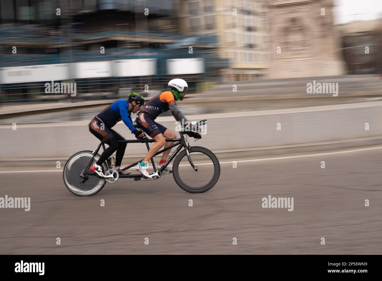 Course populaire de biathlon dans les rues de Madrid où les athlètes courent à pied et à vélo Banque D'Images
