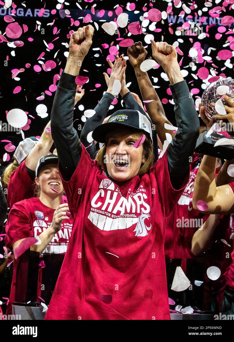 LasVegas, Nevada, États-Unis. 05th mars 2023. A. Mary Camille Ethiidge, entraîneure en chef de l'État de Washington, célèbre avec son équipe le championnat pac 12 après le championnat NCAA Women's Basketball PAC -12 Tournament Championship entre UCLA Bruins et les Washington State Cougars. Washington State a battu UCLA 65-61at Mandalay Bay Michelob Arena Las Vegas, NV. Thurman James /CSM/Alamy Live News Banque D'Images