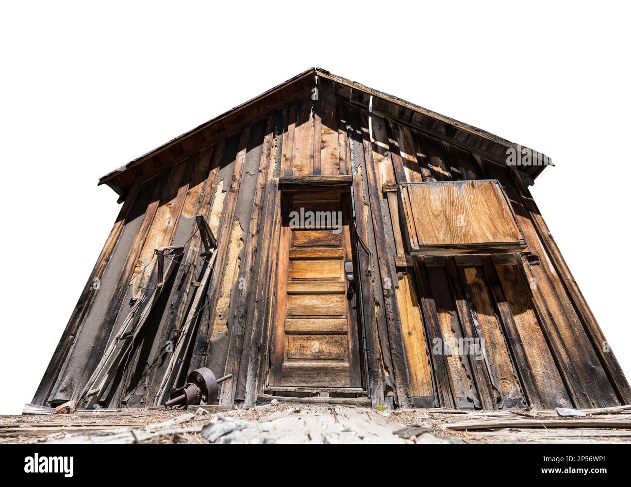 Vue sur la cabine d'exploitation minière abandonnée sur les terres de la forêt nationale dans les montagnes de la Sierra Nevada de Californie. Isolé sur blanc. Banque D'Images