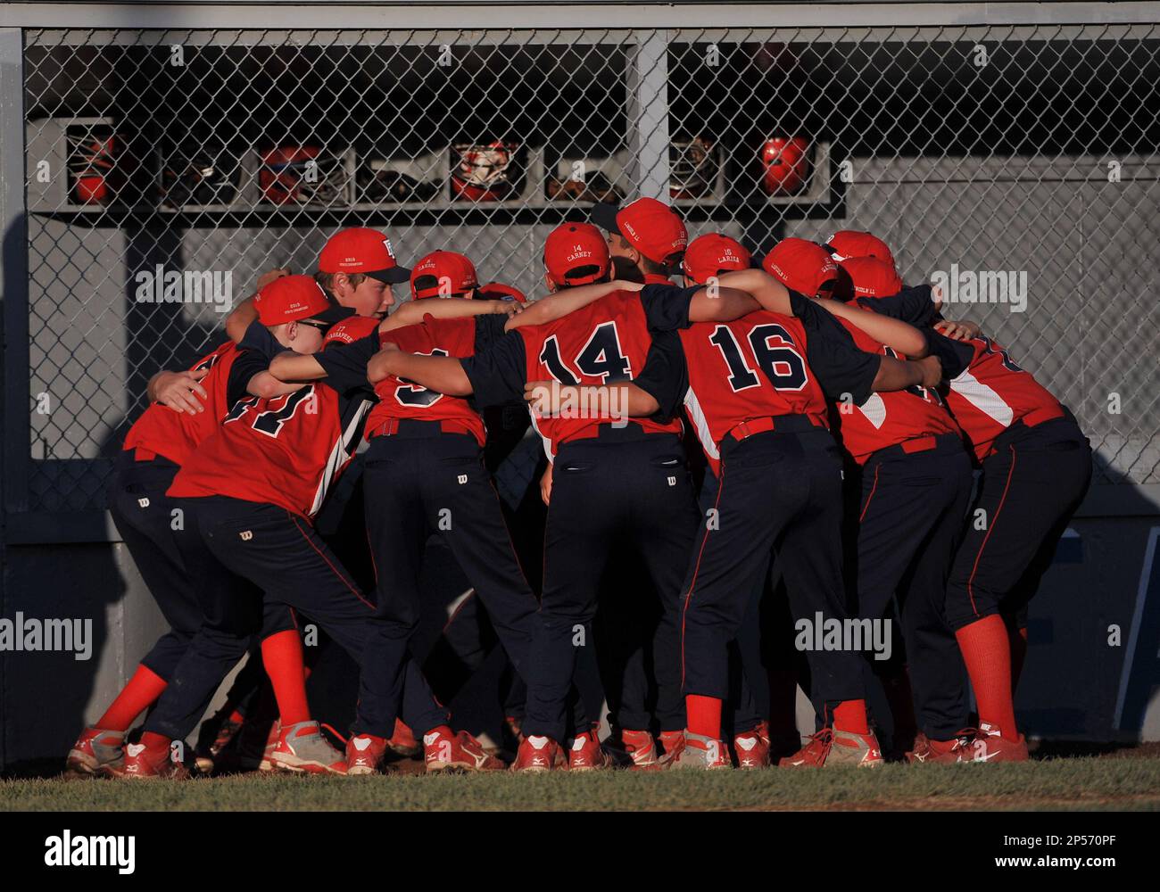 Aug. 10, 2013 - Bristol, Connecticut, USA - Saturday August 10, 2013: The Lincoln, RI team huddle up before the start of the 2013 New England Regional Championship at the A. Bartlett Giamatti Little League Leadership Training Center in Bristol, Connecticut. Westport won in a tight game over Lincoln RI 1-0, to advance and play in the Little League World Series in Williamsport, PA next week. Bill Shettle / Cal Sport Media (Cal Sport Media via AP Images) Banque D'Images