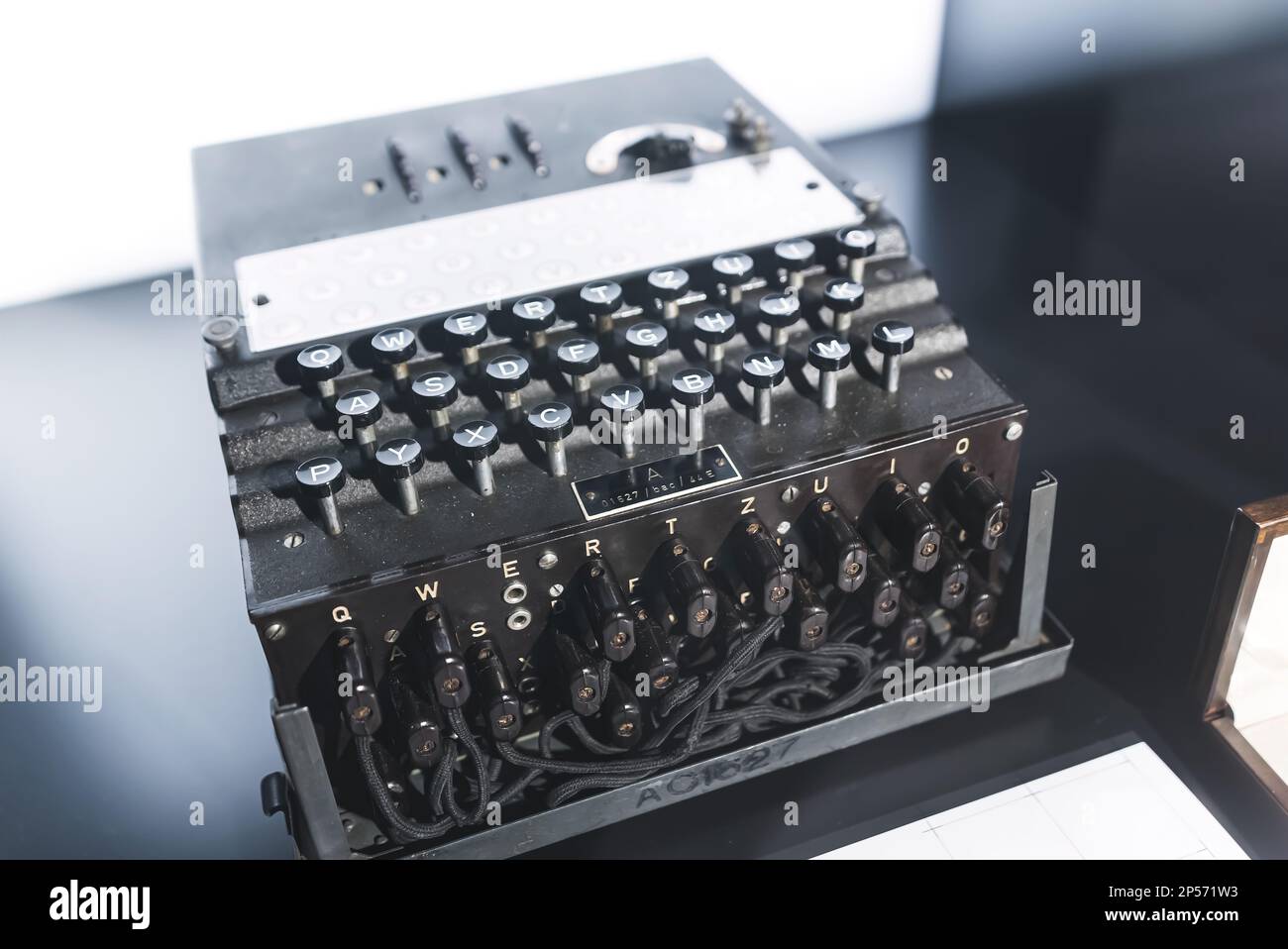 Varsovie, Pologne 17.01.2023 Enigma machine de codage allemande exposée au Musée de la technologie de Varsovie, Pologne. Photo de haute qualité Banque D'Images