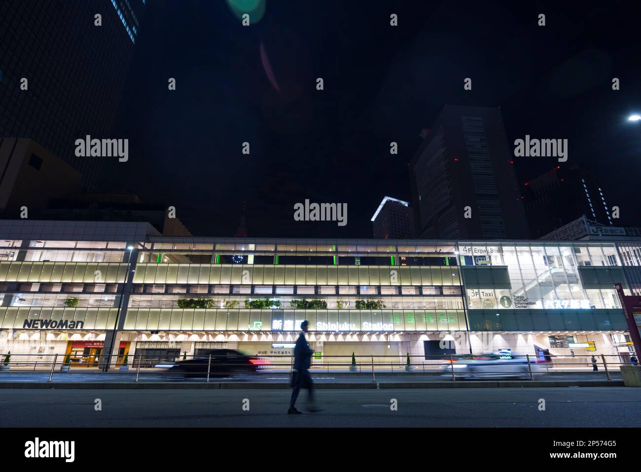 La gare de Shinjuku brille à minuit à Shinjuku, Tokyo, Japon. Banque D'Images