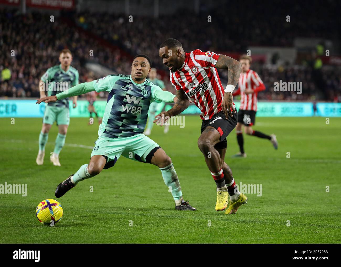 6th mars 2023 ; Gtech Community Stadium, Brentford, Londres, Angleterre ; Premier League football, Brentford versus Fulham ; Ivan Toney de Brentford passe par Kenny Tete de Fulham Banque D'Images