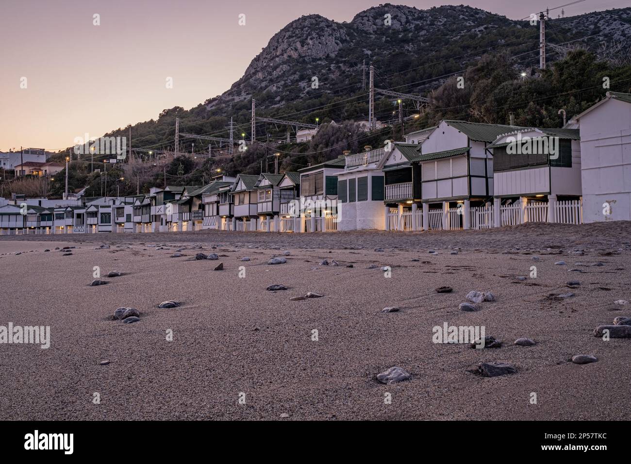 'Les Casetes del Garraf' (les petites maisons du Garraf), maisons typiques blanches et vertes donnant sur la plage de Garraf, Catalogne, Espagne. Un exemple Banque D'Images