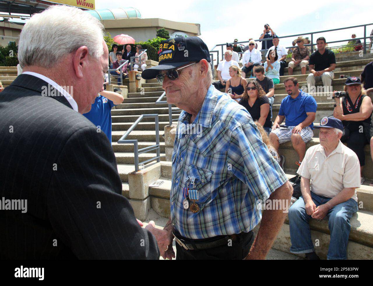Neil Mayfield, of Newton, right, receives a Korean War commemorative medal from Raymond Kawacki, Deputy Commissioner for Veteran Affairs, during a ceremony to mark the 60 anniversary of the suspension of the Korean War, hosted by the New Jersey Korean War Veterans Association, at the Korean War Memorial at Brighton Park, in Atlantic City, NJ, Friday July 26, 2013. (AP Photo/The Press of Atlantic City, Vernon Ogrodnek) MANDATORY CREDIT Banque D'Images