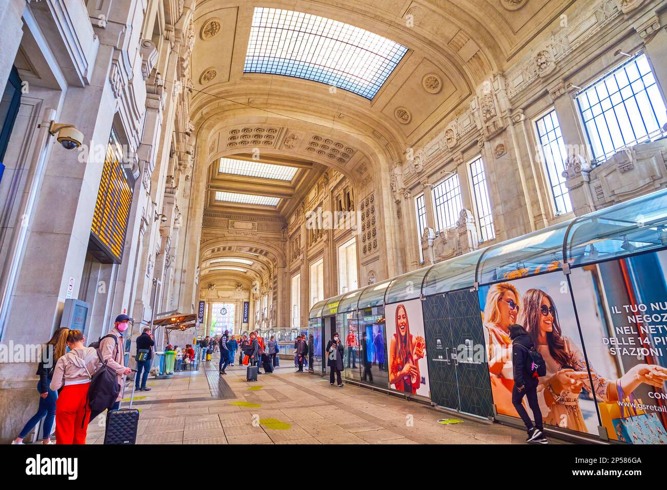 MILAN, ITALIE - 11 AVRIL 2022 : la principale galerie d'arrivée de la gare centrale de Milan, sur 11 avril à Milan, Italie Banque D'Images