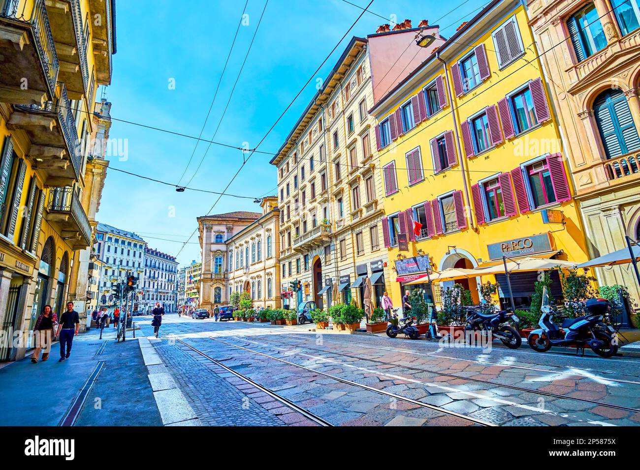 MILAN, ITALIE - 11 AVRIL 2022 : rue Corso Magenta, l'une des principales artères du quartier historique, sur 11 avril à Milan, Italie Banque D'Images