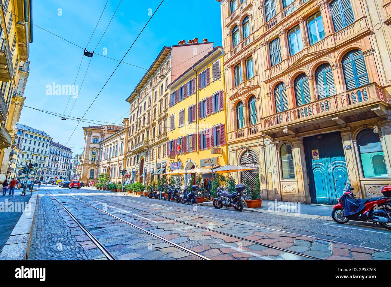 MILAN, ITALIE - 11 AVRIL 2022 : Corso Magenta est l'une des rues principales du quartier central avec des demeures historiques le long de celle-ci, sur 11 avril à Milan, ITA Banque D'Images