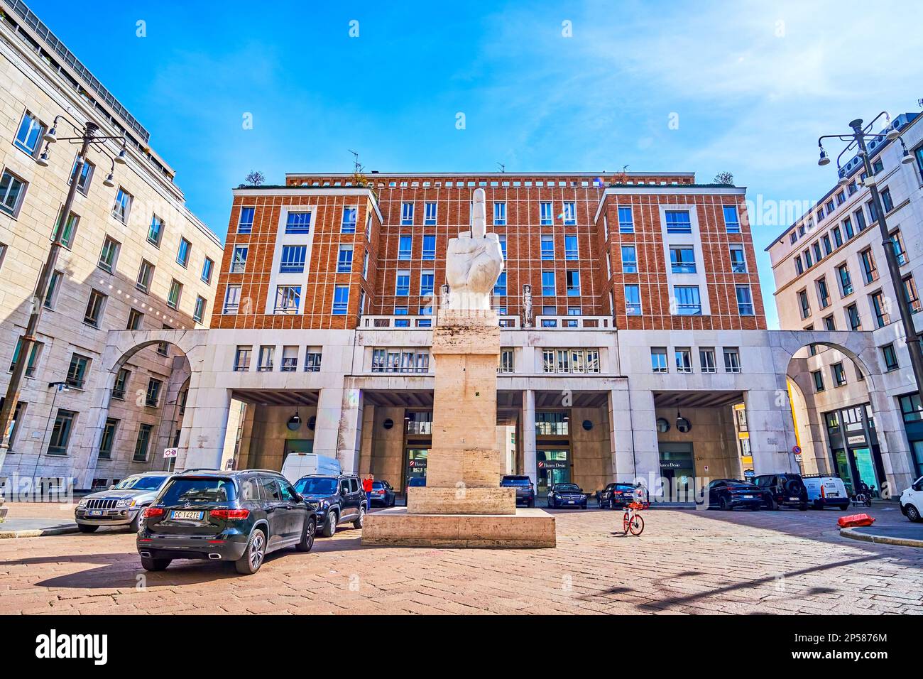 MILAN, ITALIE - 11 AVRIL 2022 : Piazza Affari Square, le coeur d'affaires de Milan avec les principaux bâtiments financiers de la ville, sur 11 avril à Milan, Ital Banque D'Images