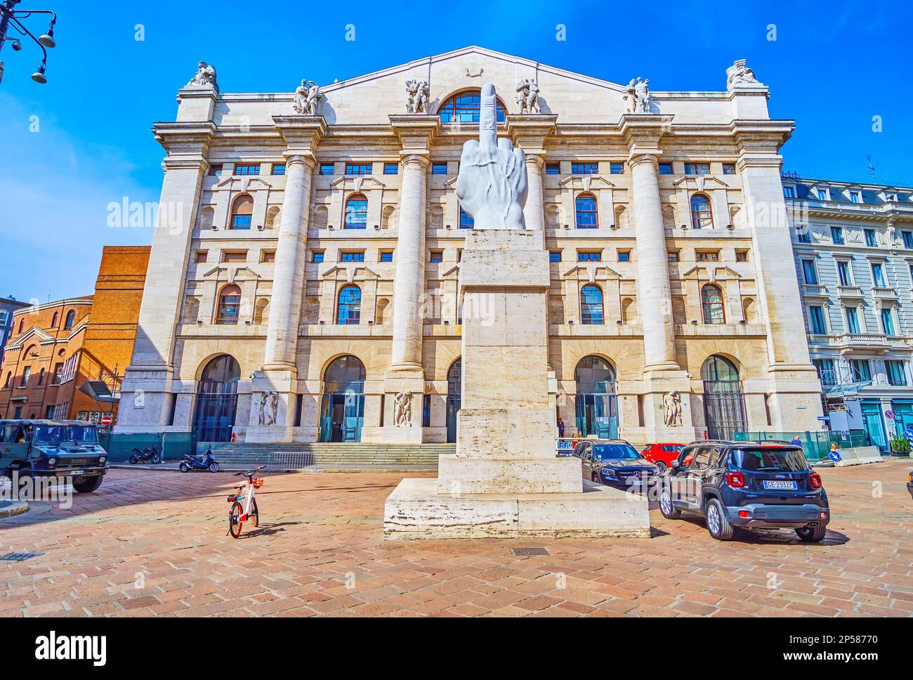 MILAN, ITALIE - 11 AVRIL 2022: La sculpture moderne de scandale du geste du majeur par Maurizio Cattelan sur la Piazza Affari, sur 11 avril in Banque D'Images