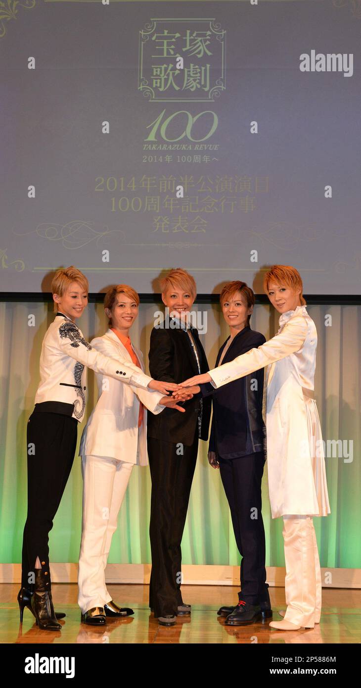 Actresses of Takarazuka Revue Company (L-R) Masaki Ryu, So Kazuho, Reon Yuzuki, Tomu Ranjyu, and Kaname Oki pose for a photo at a press conference in Takarazuka, Hyogo Prefecture on July 22, 2013. The company announced that it will hold a special event at the Takarazuka Grand Theater to celebrate its centennial anniversary in April 2014. ( The Yomiuri Shimbun via AP Images ) Banque D'Images