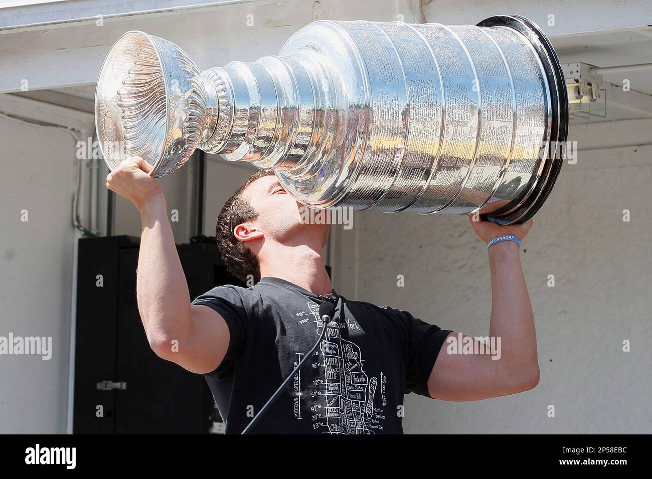 Chicago Blackhawks captain Jonathan Toews kisses the Stanley Cup at the Jonathan Toews Community Centre in Winnipeg, Manitoba, Friday, July 19, 2013. (AP Photo/The Canadian Press, John Woods) Banque D'Images