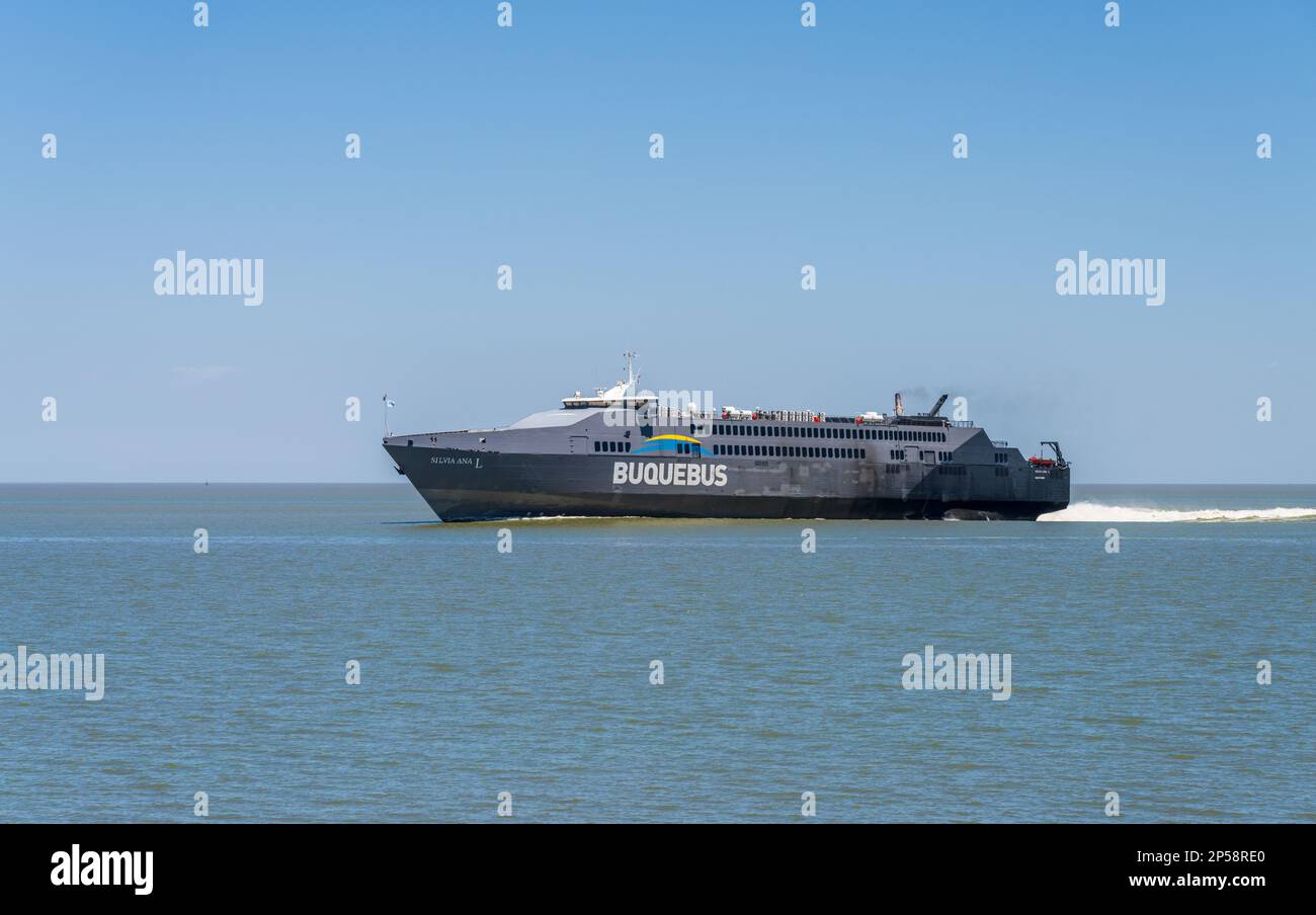 Colonia del Sacramento, Uruguay - 5 février 2023 : le ferry buquebus pour Buenos Aires s'approche du port Banque D'Images