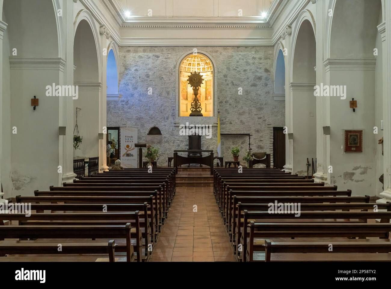 Colonia del Sacramento, Uruguay - 5 février 2023 : intérieur de l'église de Sacramento de la basilique del Santisimo Banque D'Images
