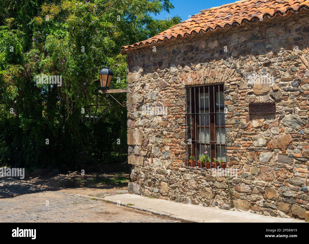 Colonia del Sacramento, Uruguay - 5 février 2023 : Rancho Portugues restaarant sur une rue pavée Banque D'Images