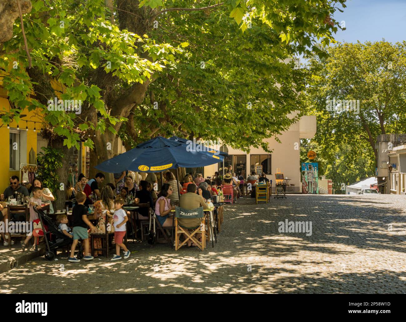 Colonia del Sacramento, Uruguay - 5 février 2023 : déjeuner en famille sur la place ombragée de la ville Banque D'Images
