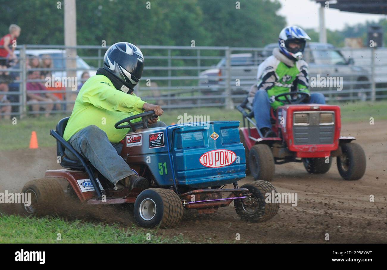 ADVANCE FOR WEEKEND EDITIONS JULY 12-14 - In this July 6, 2013 photo, the Southeast Missouri Lawnmower Racing Association races in Patton, Mo. The races are presented by the Patton Lions Club at the Patton Saddle Club every other Saturday. (AP Photo/The Southeast Missourian, Adam Vogler) Banque D'Images