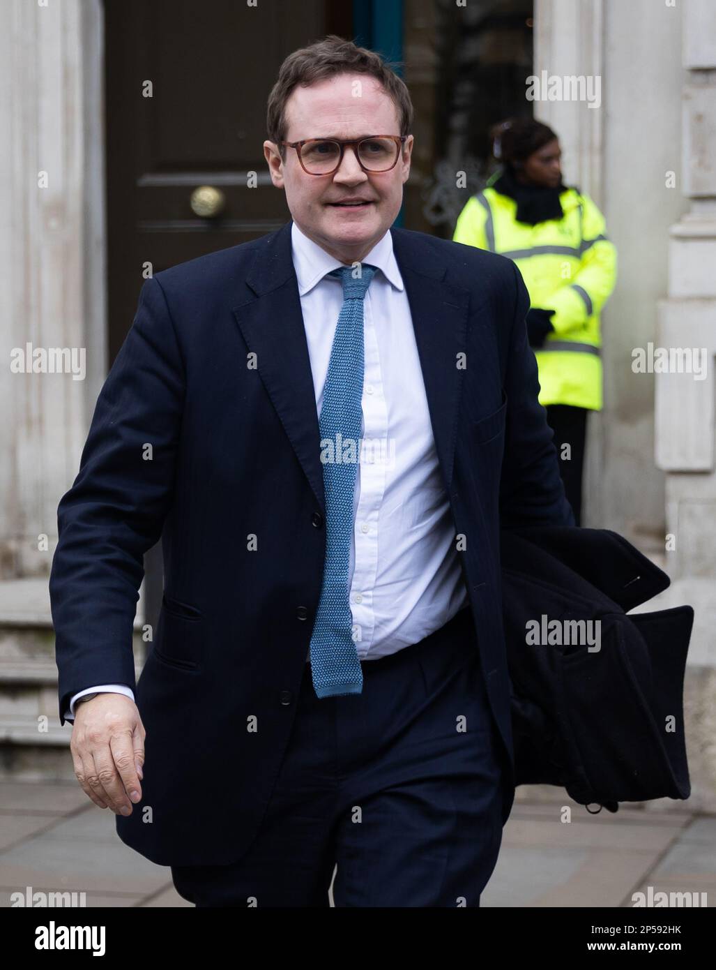 Londres, Royaume-Uni. 06th mars 2023. Le ministre d'État à la sécurité, Tom Tugendhat, est vu à l'extérieur du Cabinet à Londres. (Photo de Tejas Sandhu/SOPA Images/Sipa USA) Credit: SIPA USA/Alay Live News Banque D'Images