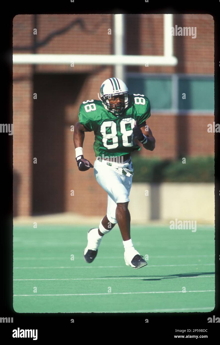 Randy Moss, Wide Receiver, shown in action during the 1996 season for the Marshall University Thundering Herd. Moss played at Marshall in 1996 and 1997. He was chosen with the 21st pick in the 1998 NFL Draft by the Minnesota Vikings. The 7 time Pro Bowler also played for the Oakland Raiders, New England Patriots, Tennessee Titans and San Francisco 49ers.(AP Photo/Bruce Schwartzman) Banque D'Images