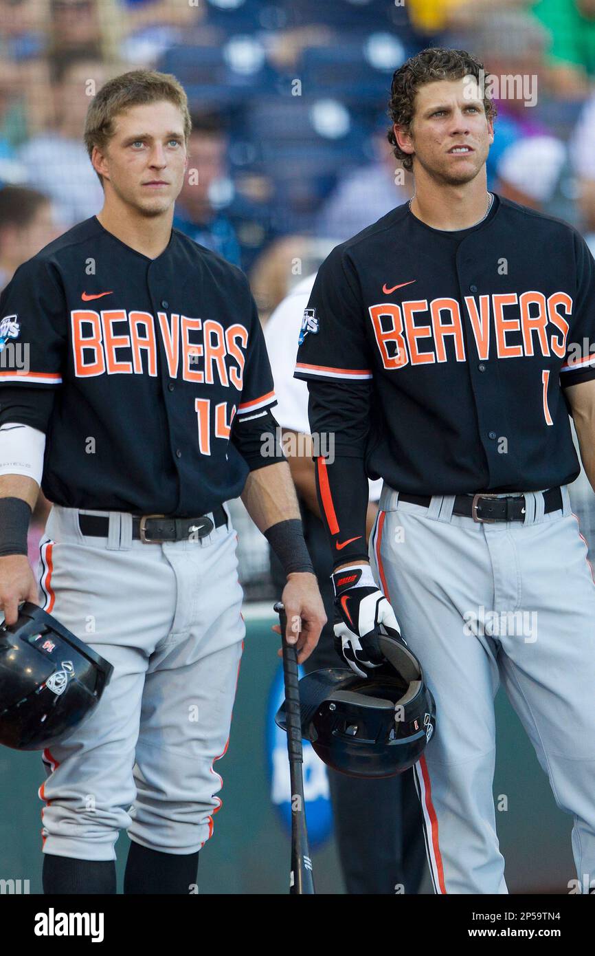 Oregon State second baseman Andy Peterson (14) and Oregon State shortstop Tyler Smith (1) before Game 9 of the 2013 Men's College World Series against the Indiana Hoosiers on June 19, 2013 at TD Ameritrade Park in Omaha, Nebraska. The Beavers defeated the Hoosiers 1-0, eliminating Indiana from the tournament. (Andrew Woolley/Four Seam Images via AP Images) Banque D'Images
