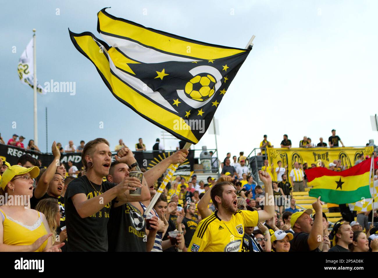 June 22, 2013 - Columbus, OH, USA - June 22, 2013: Columbus Crew fans during the Major League Soccer match between the Chicago Fire and the Columbus Crew at Columbus Crew Stadium in Columbus, OH. The Chicago Fire won 2-1. (Cal Sport Media via AP Images) Banque D'Images