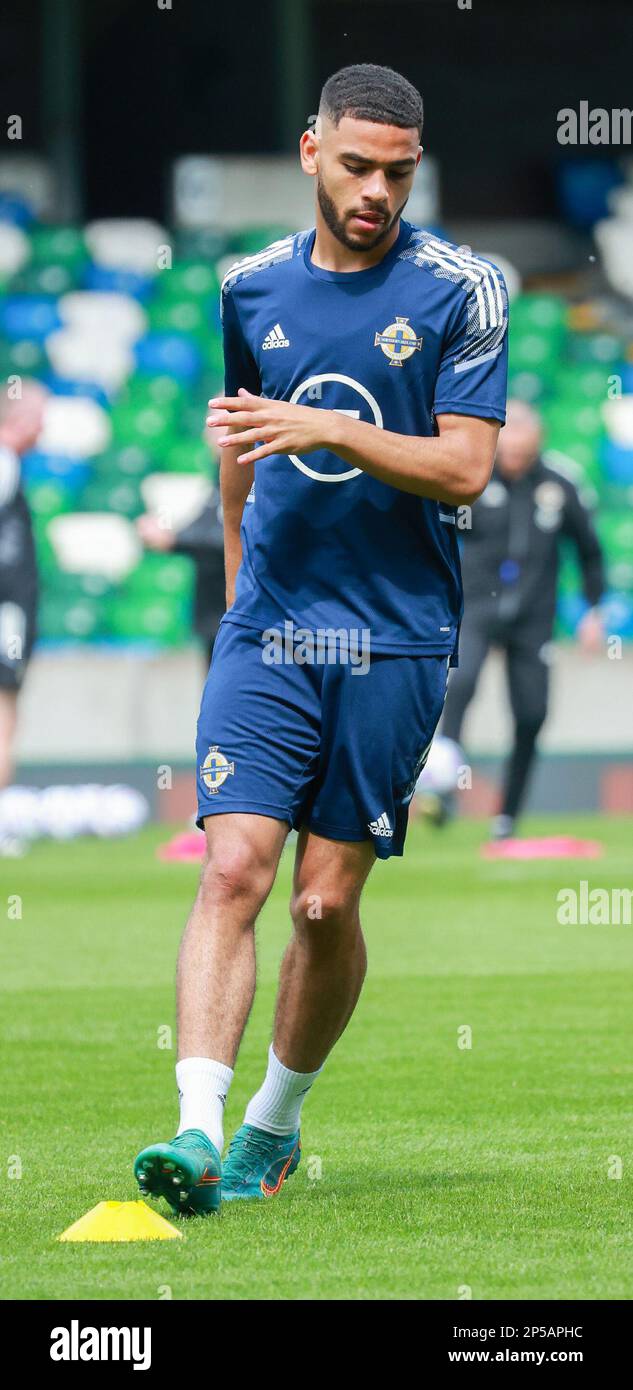 Stade national de football à Windsor Park, Belfast, Irlande du Nord, Royaume-Uni. 11 juin 2022. Brodie Spencer, joueur de football d'Irlande du Nord, s'entraîne à Windsor Park. Banque D'Images
