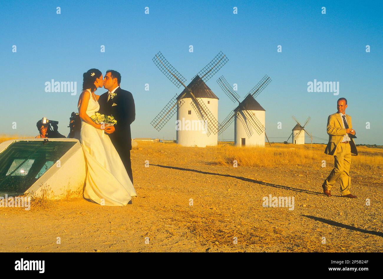 Les nouveaux mariés posing,Moulins,Mota del Cuervo,Cuenca province,Castille La Manche, la route de Don Quichotte, Espagne Banque D'Images
