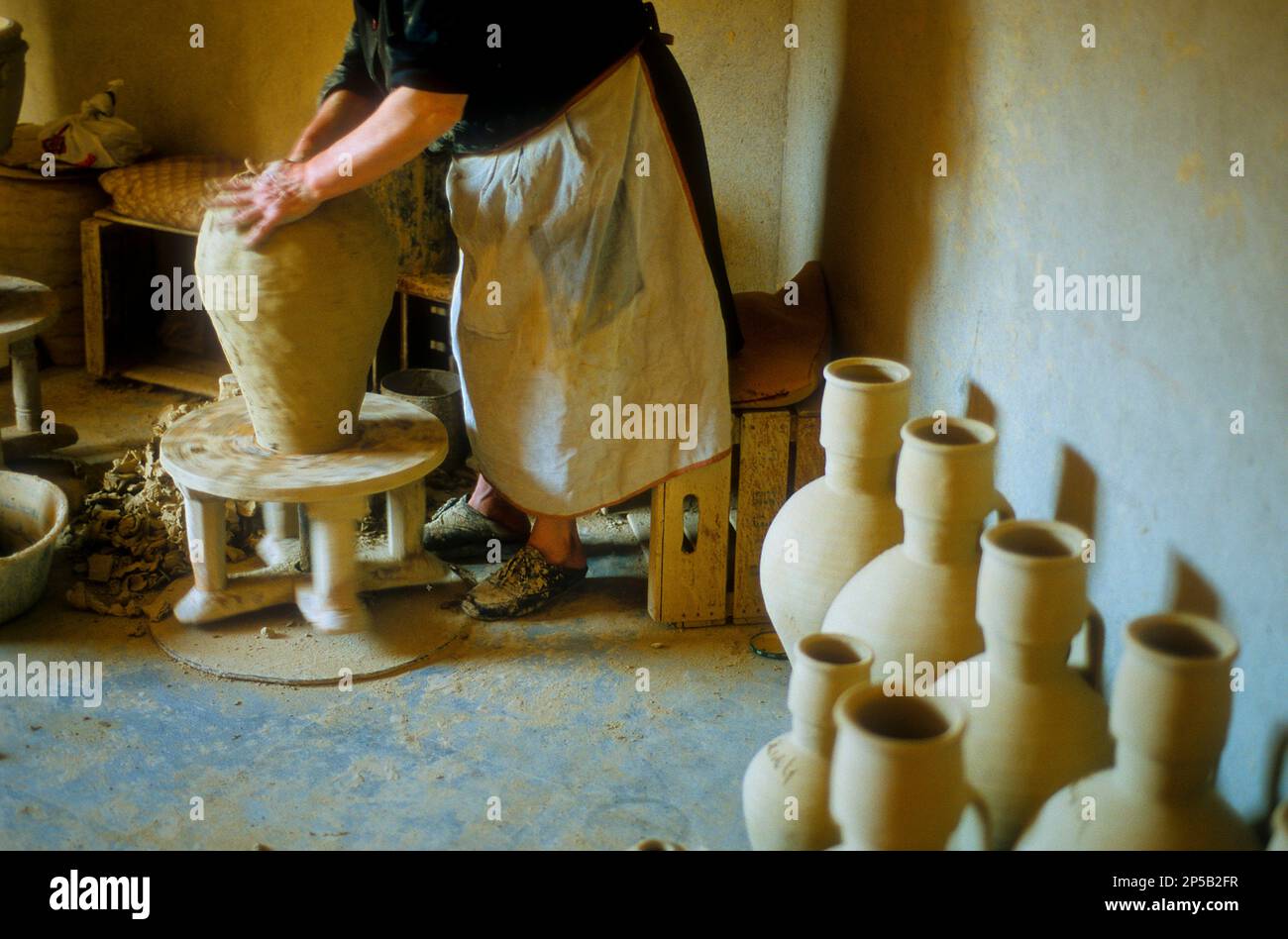 `Cantareraâ€ potter faisant un pot,Mota del Cuervo,province de Cuenca,Castilla la Mancha,la route de Don Quichotte, Espagne Banque D'Images