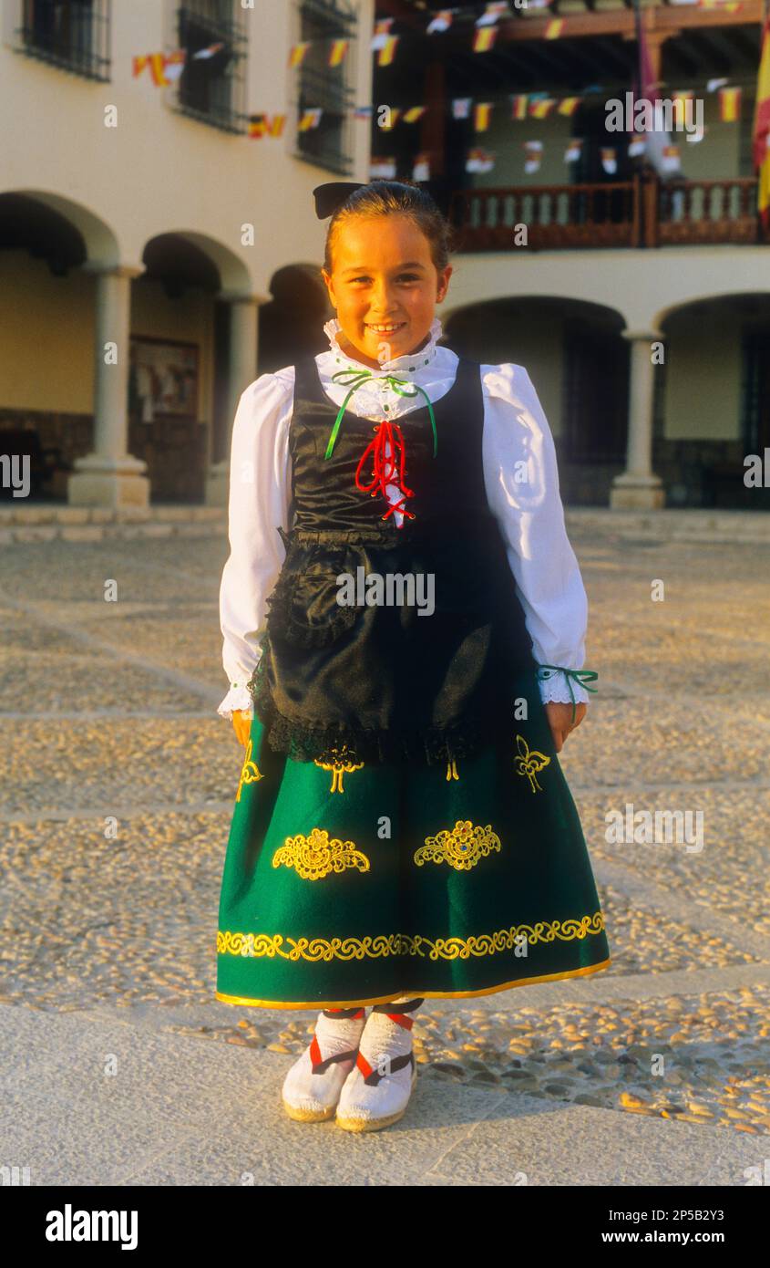 Jeune fille en costume traditionnel, la Plaza Mayor, Mota del Cuervo,Cuenca province,Castille La Manche, la route de Don Quichotte, Espagne Banque D'Images