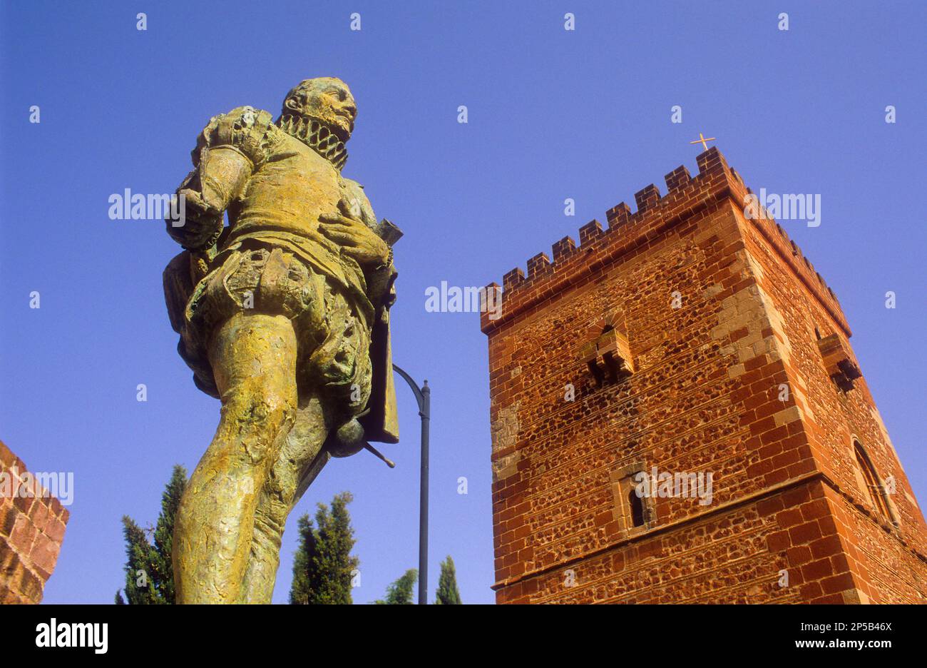 Miguel de Cervantes Saavedra Monument et Don Juan de Austria Tour fortifiée ou «TorreÃ³n del Prior», alcázar de San Juan, Ciudad Real province, cas Banque D'Images