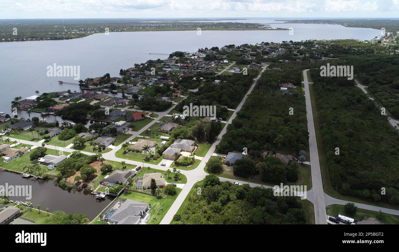 Vue aérienne de Gulf Cove Florida et des maisons en bord de mer de la rivière Myakka. Banque D'Images