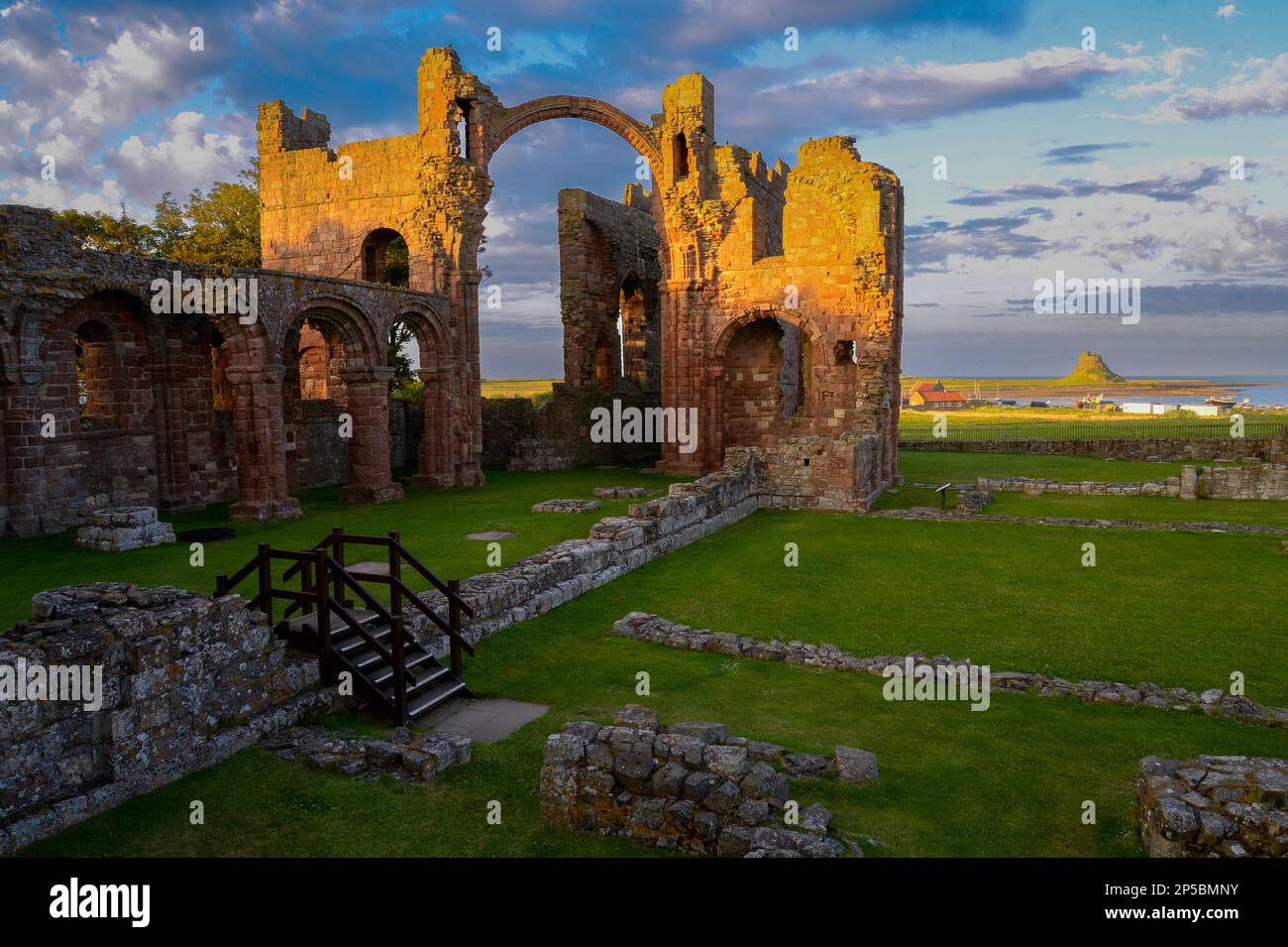 Prieuré et château de Lindisfarne sur l'île Sainte de Lindisfarne, Northumberland, Angleterre, Royaume-Uni Banque D'Images