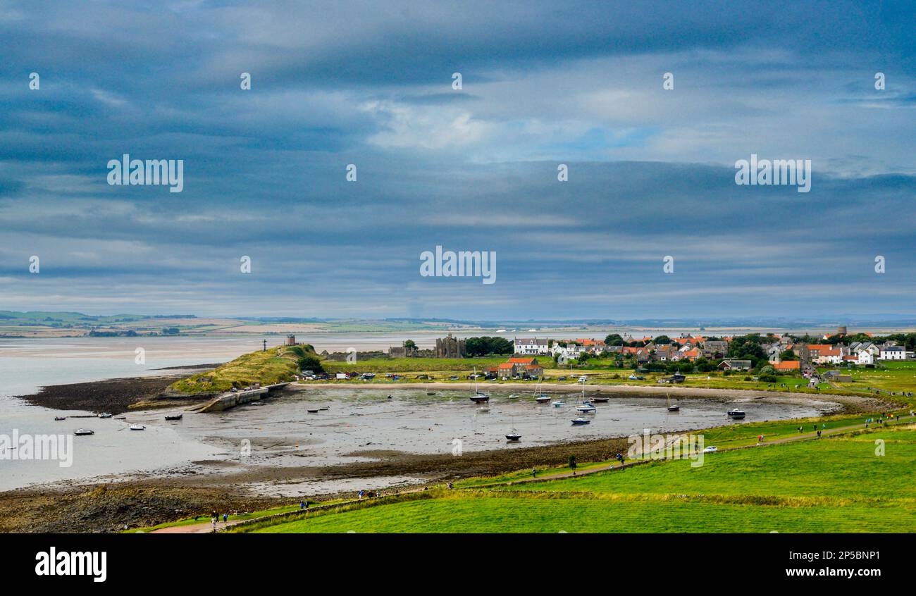 Le port de l'île Sainte depuis le château de Lindisfarne, Northumberland, Angleterre, Royaume-Uni Banque D'Images