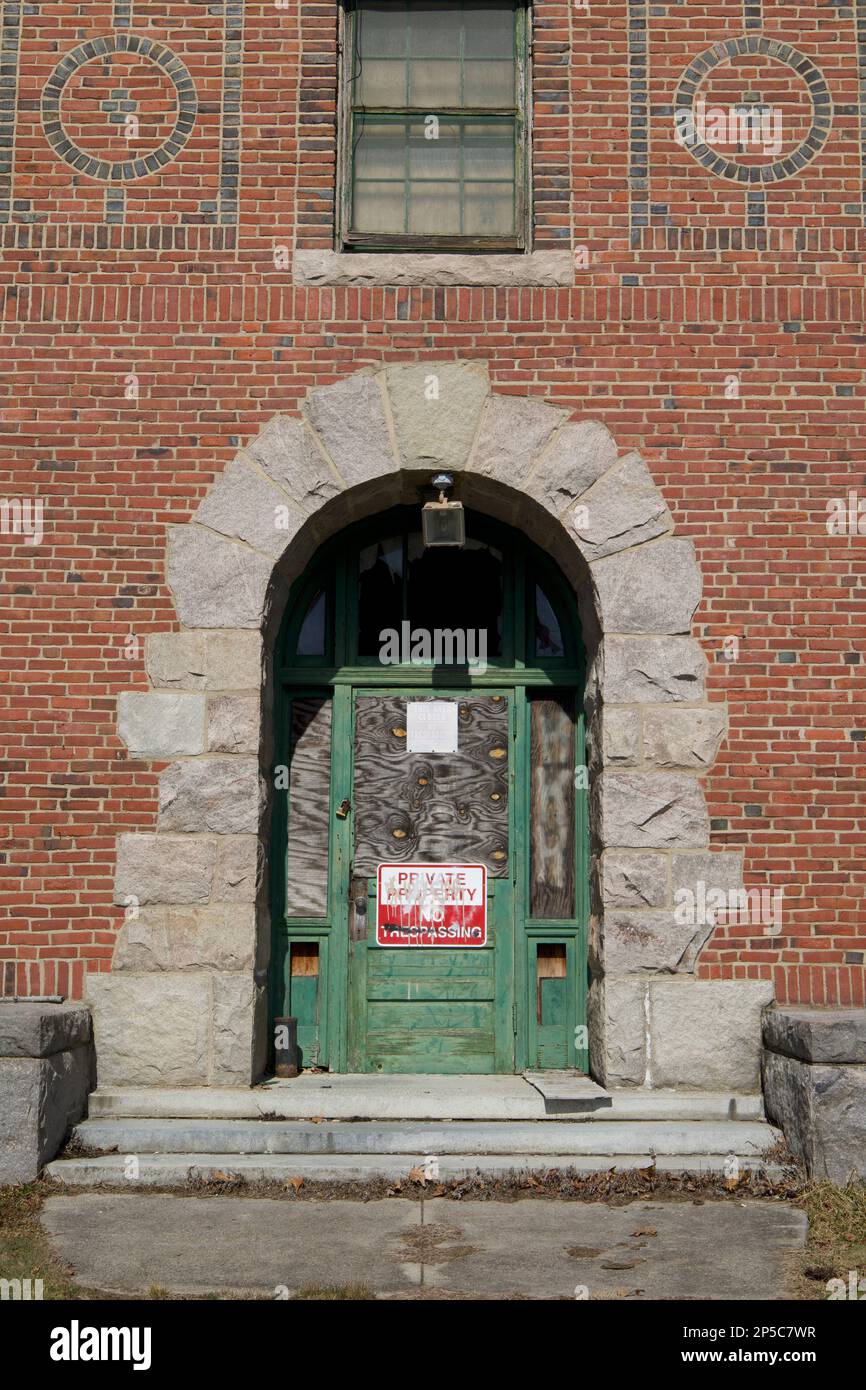 Porte de l'ancien bâtiment avec section boarded up. Il y a un signe qui dit: PROPRIÉTÉ PRIVÉE / PAS D'INTRUSION Banque D'Images