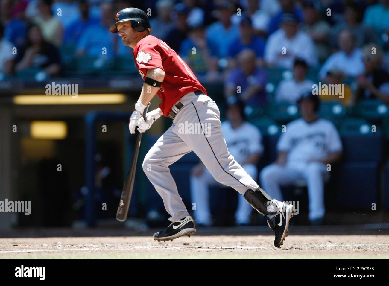 MILWAUKEE, WI - JUNE 30: Jeff Keppinger #8 of the Houston Astros bats against the Milwaukee Brewers at Miller Park on June 30, 2010 in Milwaukee, Wisconsin. The Astros defeated the Brewers 5-1. (AP Photo/Scott Boehm) Banque D'Images