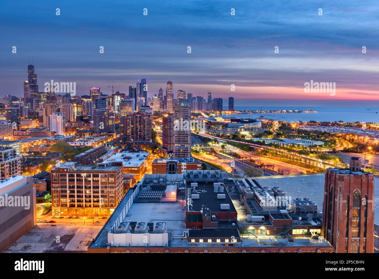 Chicago, Illinois, USA Centre-ville sur les toits de la ville du côté du sud au crépuscule. Banque D'Images