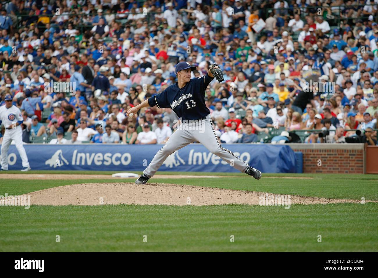 CHICAGO, IL - JUNE 16: Zack Greinke #13 of the Milwaukee Brewers pitches against the Chicago Cubs at Wrigley Field on June 16, 2011 in Chicago, Illinois. The Cubs defeated the Brewers 12-7. (AP Photo/Scott Boehm) Banque D'Images