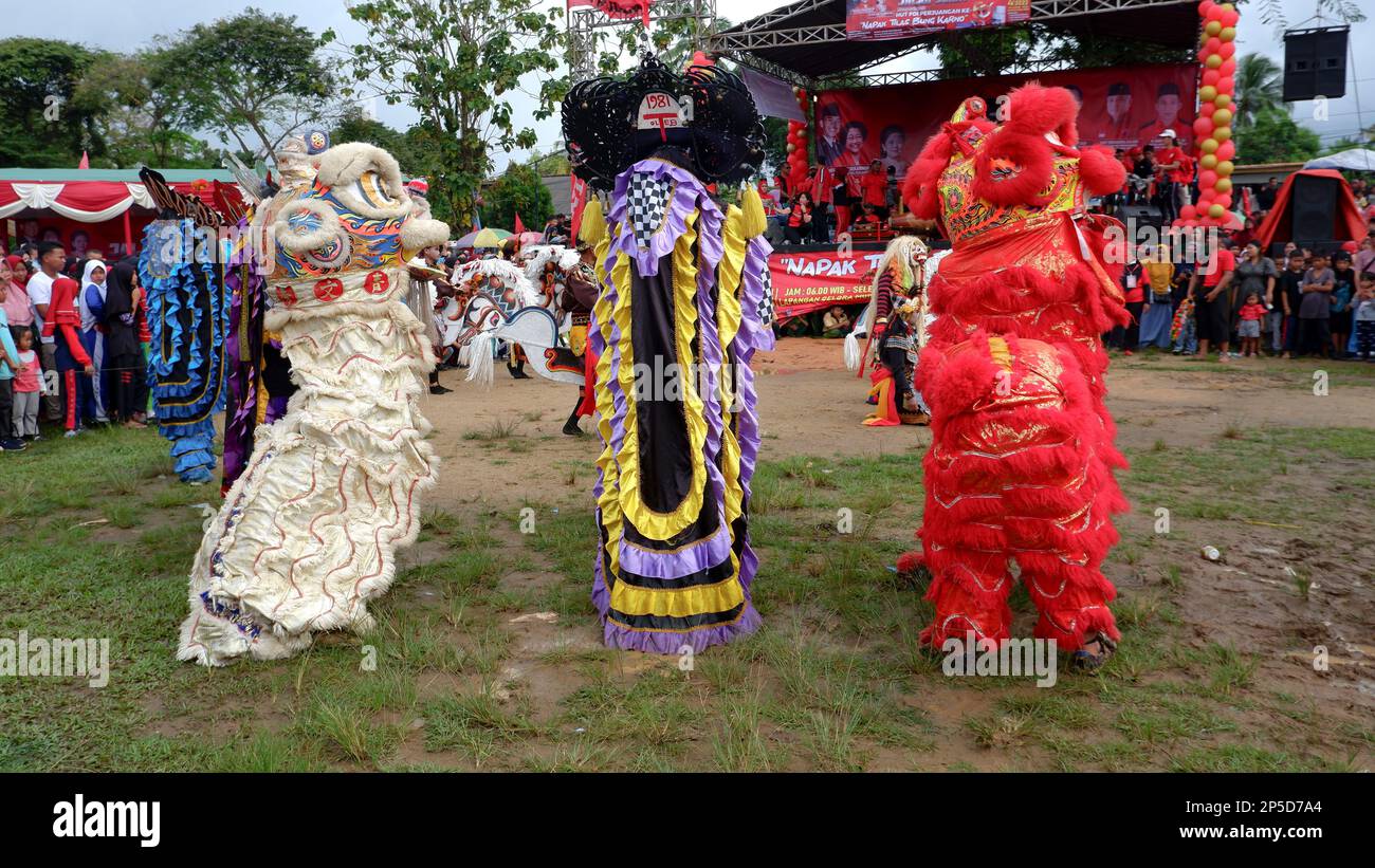 Divertissement au festival du peuple avec les attractions de Barongsai et de Reog, dans la ville de Muntok pendant la journée à Muntok Banque D'Images