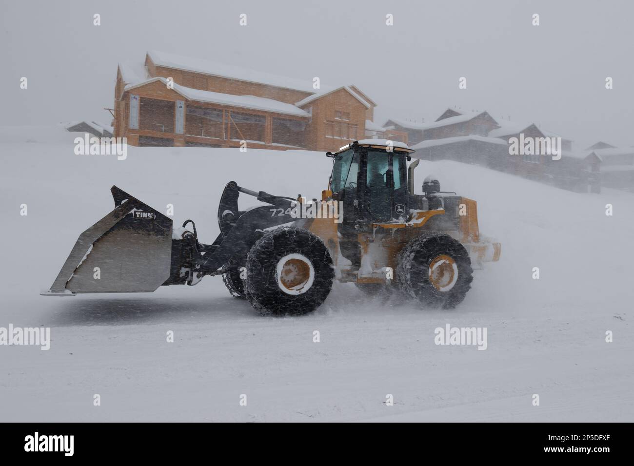 Tracteur avec des chaînes de pneus Banque de photographies et d'images à  haute résolution - Alamy