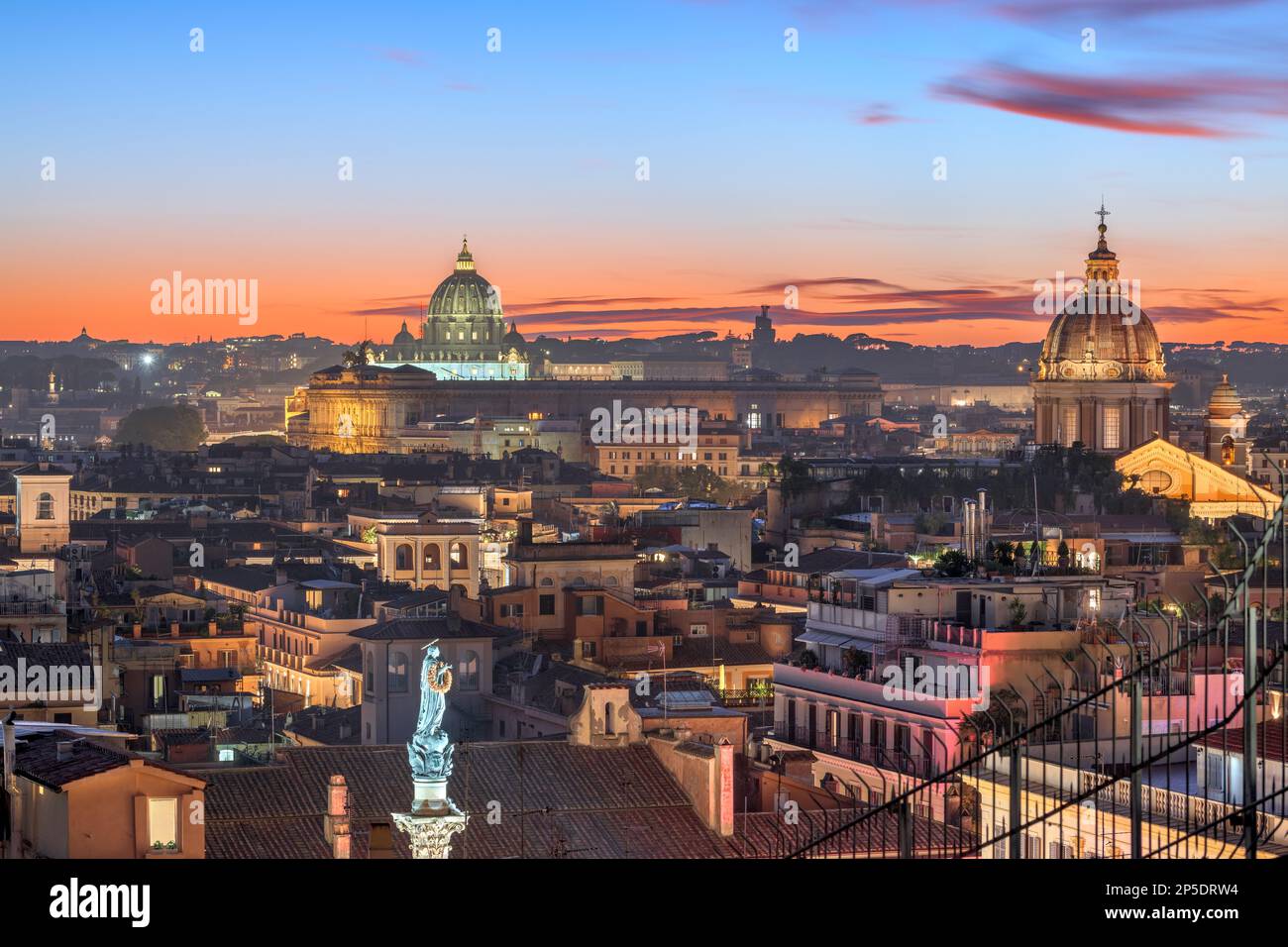 Vue sur le toit de Rome, Italie, vers le Vatican au crépuscule. Banque D'Images