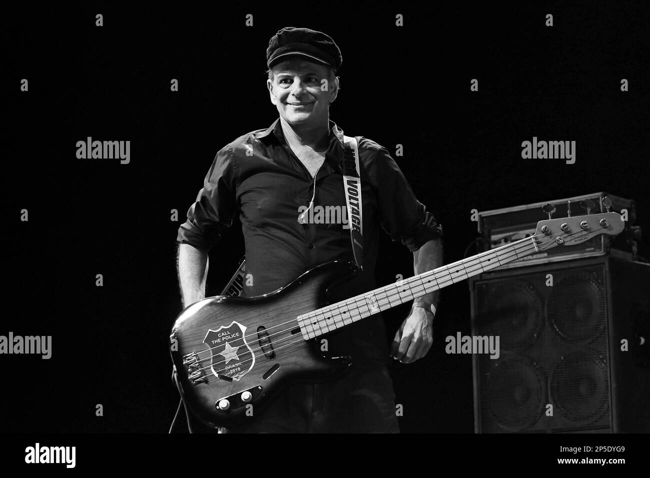 Rio de Janeiro, Brésil, 4 mars 2023. Chanteur et bassiste Rodrigo Santos, lors d'un concert du groupe de rock Call the police, à Qualistage dans la ville Banque D'Images
