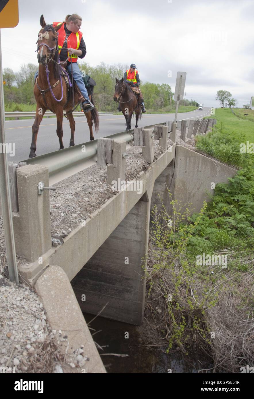 Working with the Franklin County Sheriff's Department, riders on horseback search culverts and drainage ditches along Kansas Highway 68 for 18-month-old Lana-Leigh Bailey, who is presumed dead, Friday, May 10, 2013 west of Ottawa, Kan. The bodies of her mother and two men were found at an eastern Kansas farm on May 6. (AP Photo/The Lawrence Journal-World, Mike Yoder) Banque D'Images