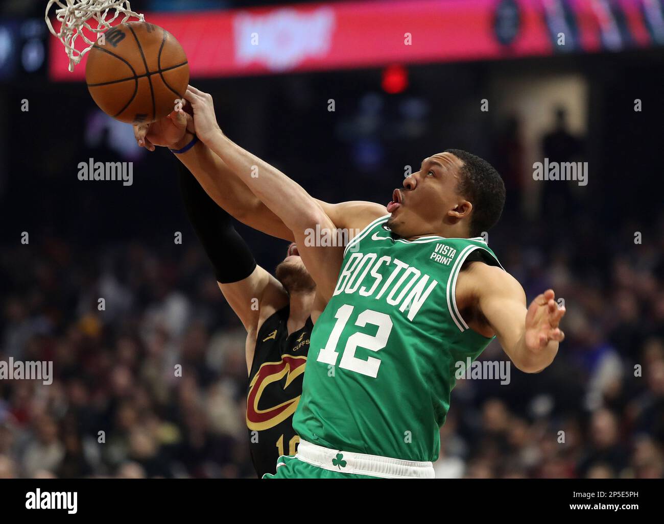 Cleveland, États-Unis. 06th mars 2023. L'avant de Boston Celtics Grant Williams (12) a rebondi sur les cavaliers de Cleveland l'avant Cedi Osman (16) au Rocket Mortgage Fieldhouse à Cleveland, Ohio lundi, 6 mars 2023. Photo par Aaron Josefczyk/UPI crédit: UPI/Alay Live News Banque D'Images
