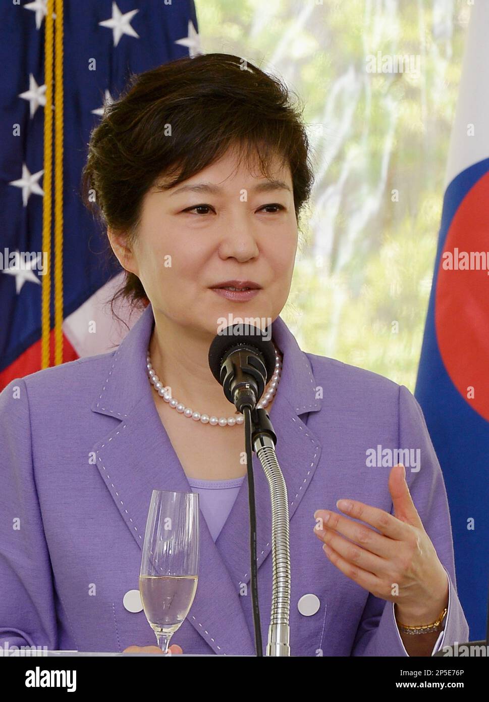South Korean President Park Geun-hye speaks during a welcoming luncheon at the Getty House on Thursday, May 9, 2013 in Los Angeles, during her five-day, unity-building visit to the United States. Park has been in the United States since Monday, when she visited the United Nations. She met with President Barack Obama Tuesday and addressed a joint session of Congress Wednesday. (AP Photo/Kevork Djansezian, Pool) Banque D'Images